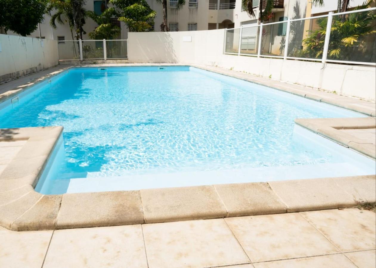 L'Ile Au Paon - Appartement T2 Avec Piscine Et Parking Les Abymes Bagian luar foto